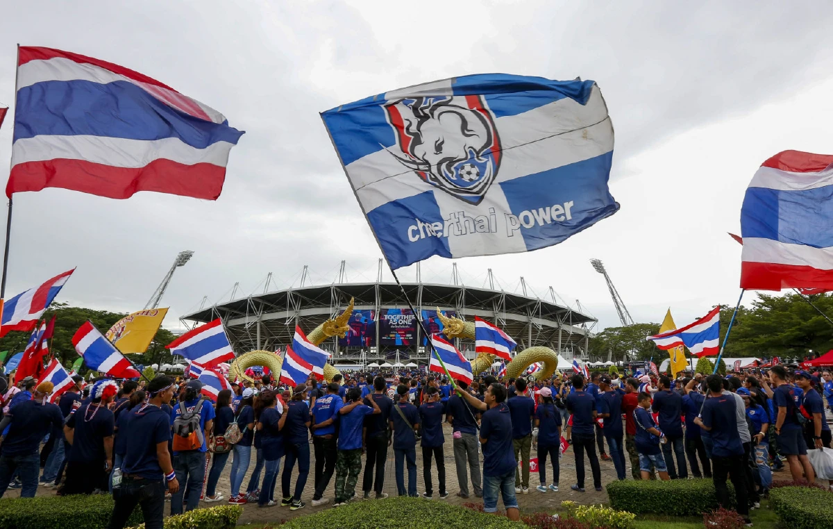 ใครสวยกว่ากัน! กองเชียร์สาวไทย-เวียดนามหน้าสนามก่อนเตะ