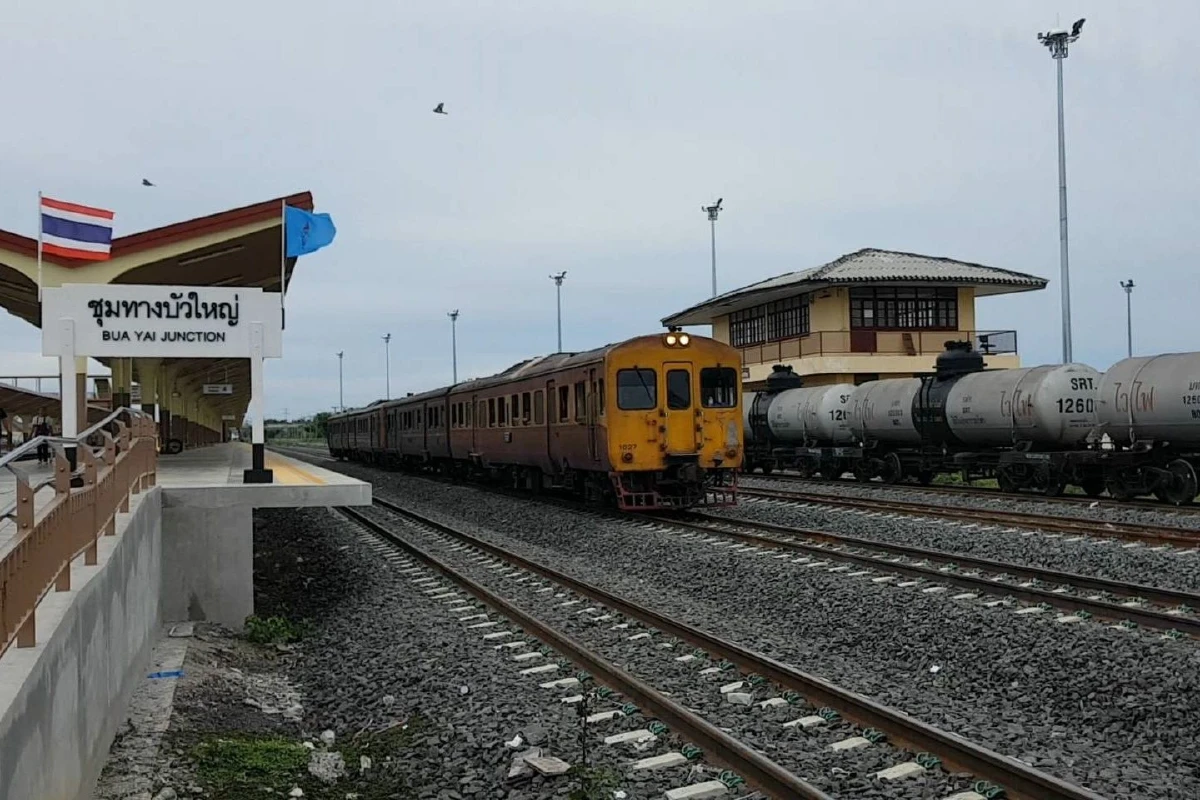 รถไฟขนหินตกรางที่สถานีชุมทางบัวใหญ่ได้รับการแก้ไขแล้ว