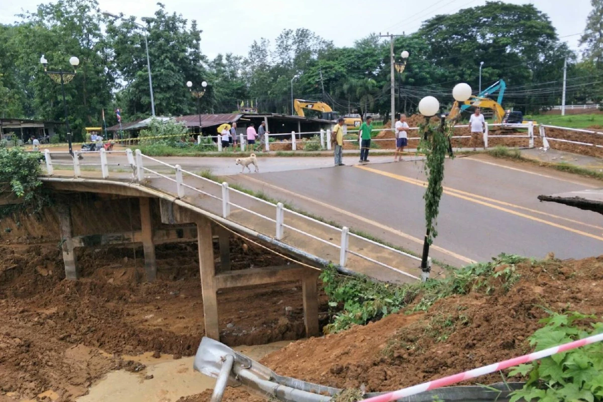สะพานหน้าเขื่อนเพชรบุรีถล่ม!ถนนขาดเจ้าหน้าที่ปิดการจราจรชั่วคราว
