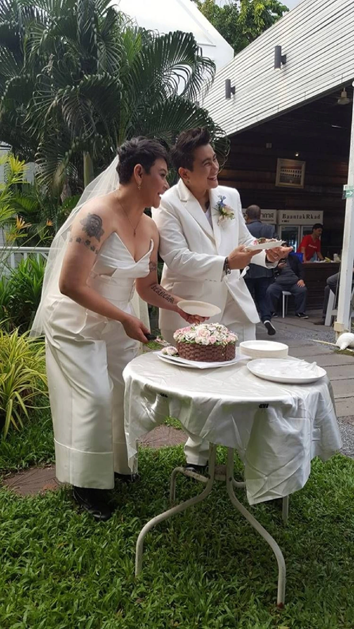 สุกัญญา มิเกล สวมชุดเจ้าสาวควงแขนหวานใจ จอม เข้าพิธีแต่งงานชื่นมื่น