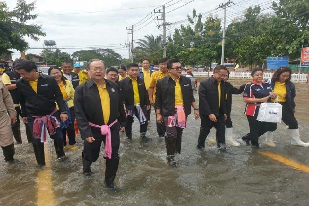 "สนธิรัตน์"นำทีม "ก.พลังงาน"ช่วยเหลือชาวร้อยเอ็ด ยาหอม"บิ๊กตู่ไม่ทิ้งประชาชน