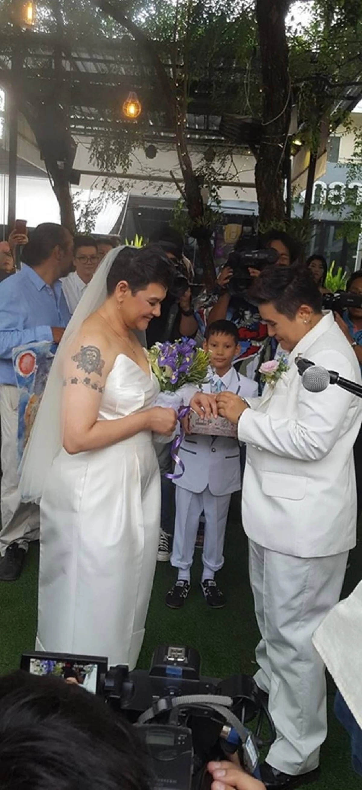 สุกัญญา มิเกล สวมชุดเจ้าสาวควงแขนหวานใจ จอม เข้าพิธีแต่งงานชื่นมื่น