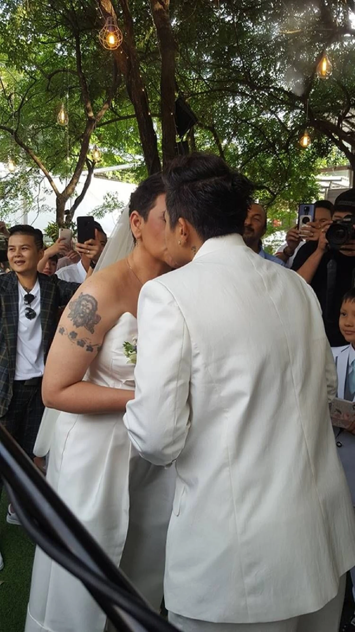 สุกัญญา มิเกล สวมชุดเจ้าสาวควงแขนหวานใจ จอม เข้าพิธีแต่งงานชื่นมื่น