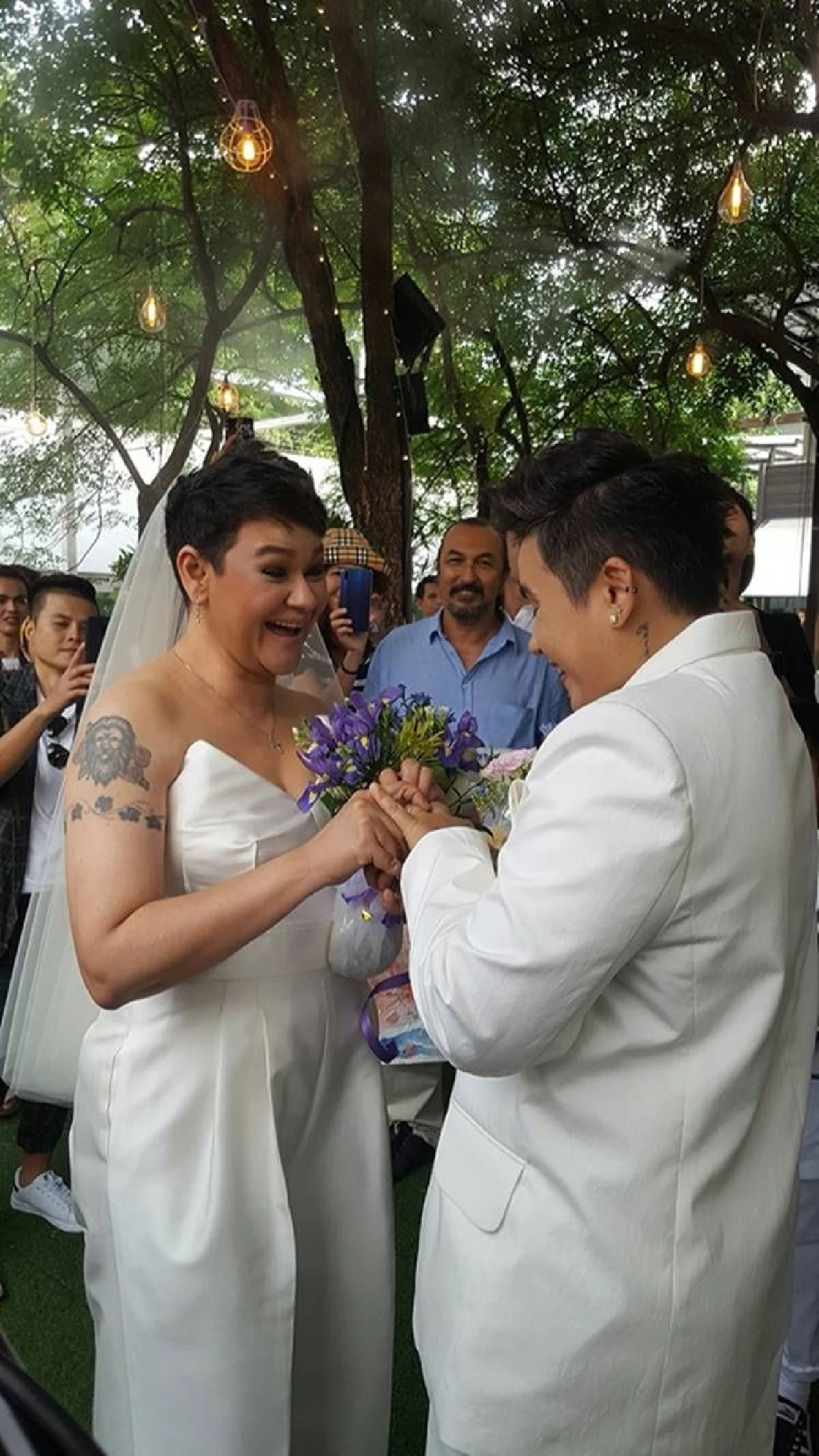 สุกัญญา มิเกล สวมชุดเจ้าสาวควงแขนหวานใจ จอม เข้าพิธีแต่งงานชื่นมื่น