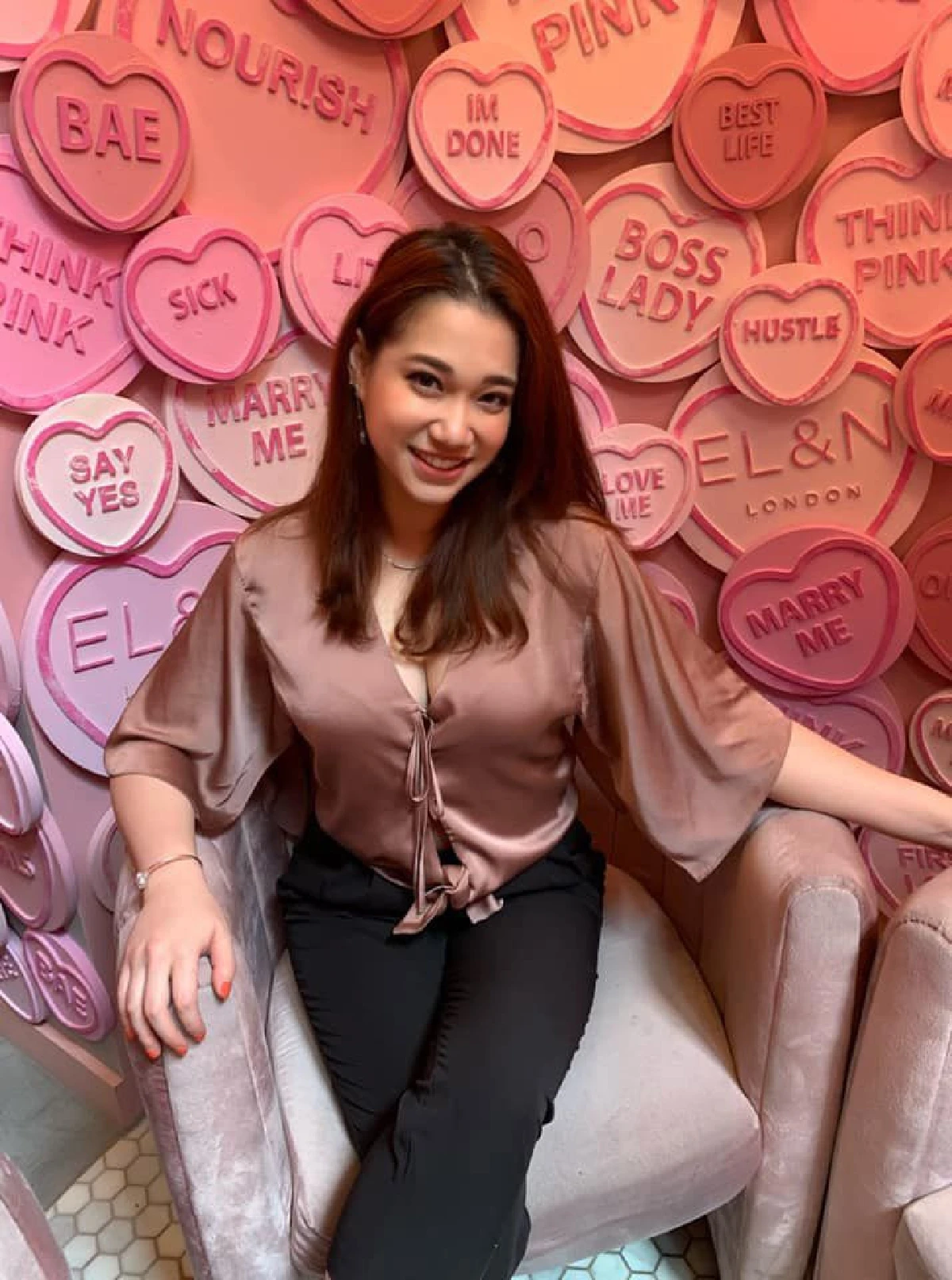 น้องนนนี่ ลูกสาว แอน สิเรียม จ่อคิวสละโสด! ถูกแฟนหนุ่มเซอร์ไพรส์ขอแต่งงานที่อังกฤษ