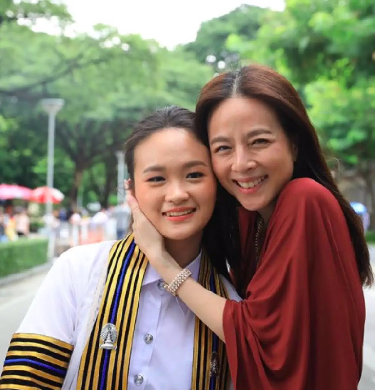 เก่งได้แม่! “มาดามแป้ง” อิ่มเอมใจ “น้องปราง" คว้าปริญญา 2 มหาลัย ออสเตรเลีย-จุฬาฯ