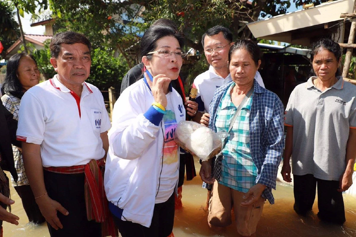 เหยื่อน้ำท่วมร้องให้โผเข้ากอดคุณหญิงสุดารัตน์ระหว่างลงพื้นที่ในภาคอีสาน