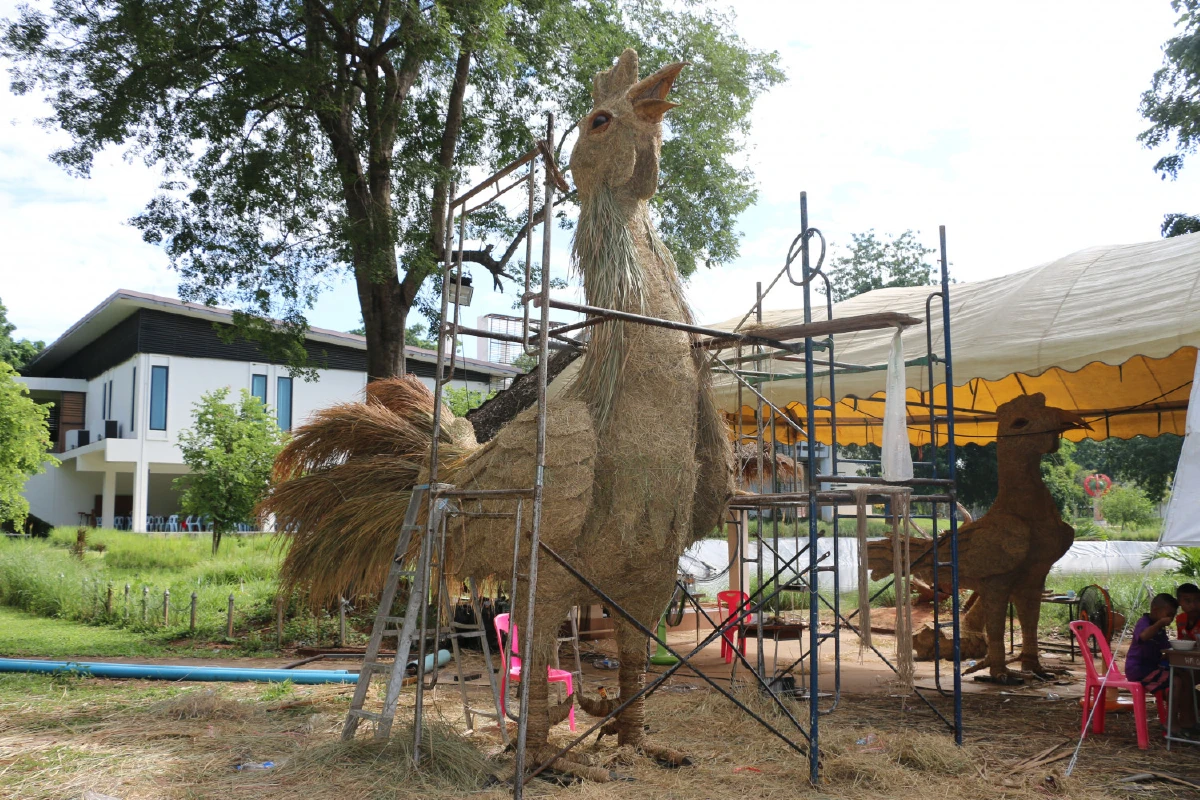 นศ.มีหัวใจรักศิลปะร่วมประชันฝีมือในเทศกาลหุ่นฟางยักษ์โคราช