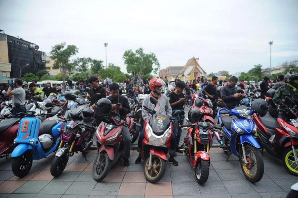 กลุ่มปลดแอกจยย.บุกกทม.ทวงสิทธิ์ขอใช้สะพานข้ามแยก-อุโมงค์