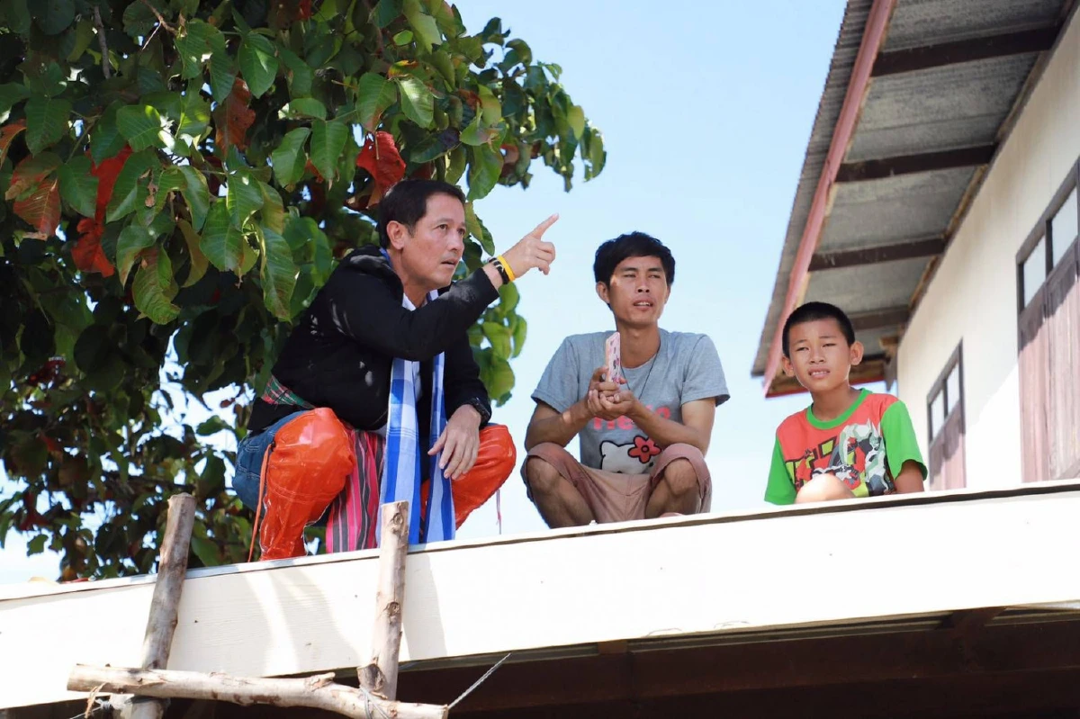 เหยื่อน้ำท่วมร้องให้โผเข้ากอดคุณหญิงสุดารัตน์ระหว่างลงพื้นที่ในภาคอีสาน