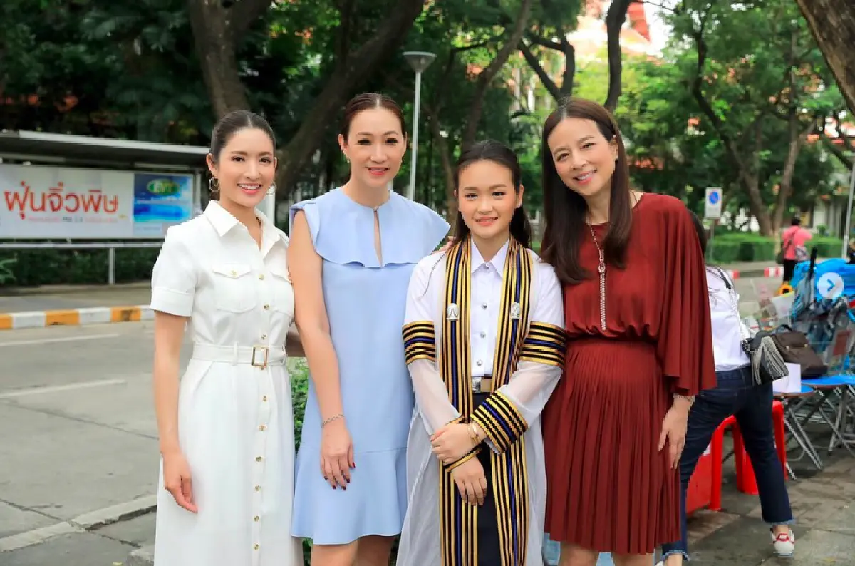 เก่งได้แม่! “มาดามแป้ง” อิ่มเอมใจ “น้องปราง" คว้าปริญญา 2 มหาลัย ออสเตรเลีย-จุฬาฯ