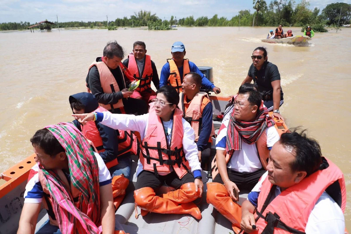 เหยื่อน้ำท่วมร้องให้โผเข้ากอดคุณหญิงสุดารัตน์ระหว่างลงพื้นที่ในภาคอีสาน