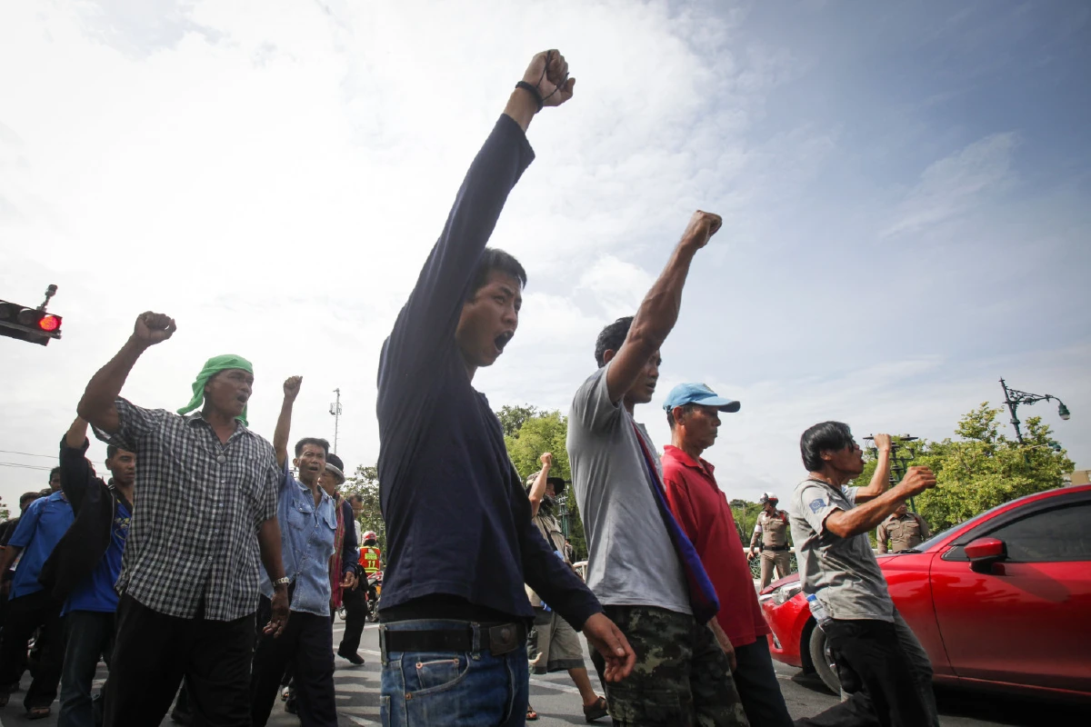 ม็อบบุกทำเนียบจี้รัฐบาลแก้รธน.ปลดล็อกแก้ปัญหาข้อพิพาทที่ดินรัฐกับชาวบ้าน