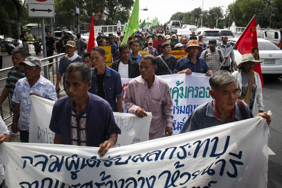 ม็อบบุกทำเนียบจี้รัฐบาลแก้รธน.ปลดล็อกแก้ปัญหาข้อพิพาทที่ดินรัฐกับชาวบ้าน