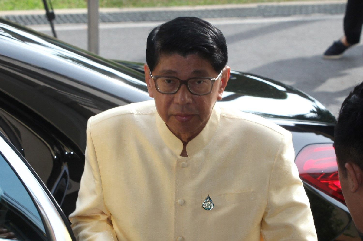 "วิษณุ"โยนวิปส่งเรื่องแก้รัฐธรรมนูญให้ ครม. พิจารณา "วิษณุ"โยนวิปส่งเรื่องแก้รัฐธรรมนูญให้ ครม. พิจารณา