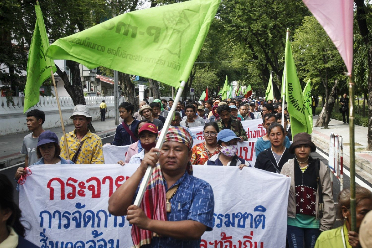ม็อบบุกทำเนียบจี้รัฐบาลแก้รธน.ปลดล็อกแก้ปัญหาข้อพิพาทที่ดินรัฐกับชาวบ้าน ม็อบบุกทำเนียบจี้รัฐบาลแก้รธน.ปลดล็อกแก้ปัญหาข้อพิพาทที่ดินรัฐกับชาวบ้าน