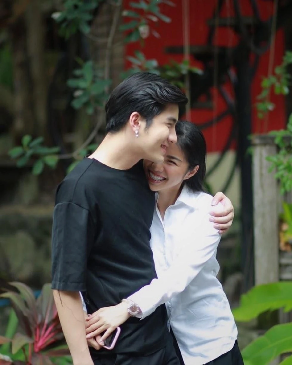 เมฆ จิรกิตติ์ ลงภาพคู่หวานกอดกับ วันเดอร์เฟรม เปิดตัวรักครั้งใหม่?