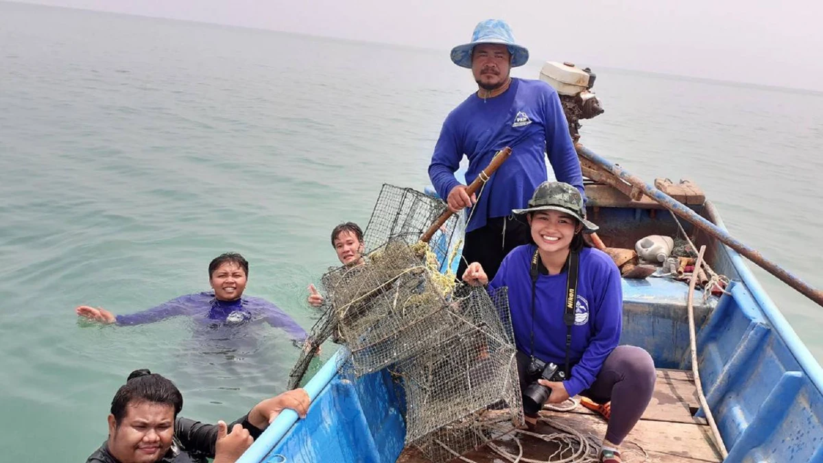 โลมาหลังโหนกติดลอบปูม้าจนท.ช่วยชีวิตปล่อยคืนทะเลสำเร็จ