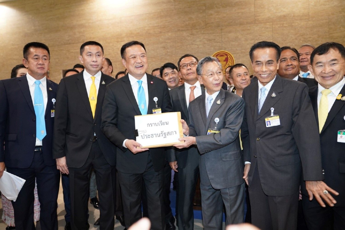 "ภูมิใจไทย"ผลักดันนโยบายหาเสียง! เสนอ 12 ร่างกฎหมายต่อประธานสภา "ภูมิใจไทย"ผลักดันนโยบายหาเสียง! เสนอ 12 ร่างกฎหมายต่อประธานสภา