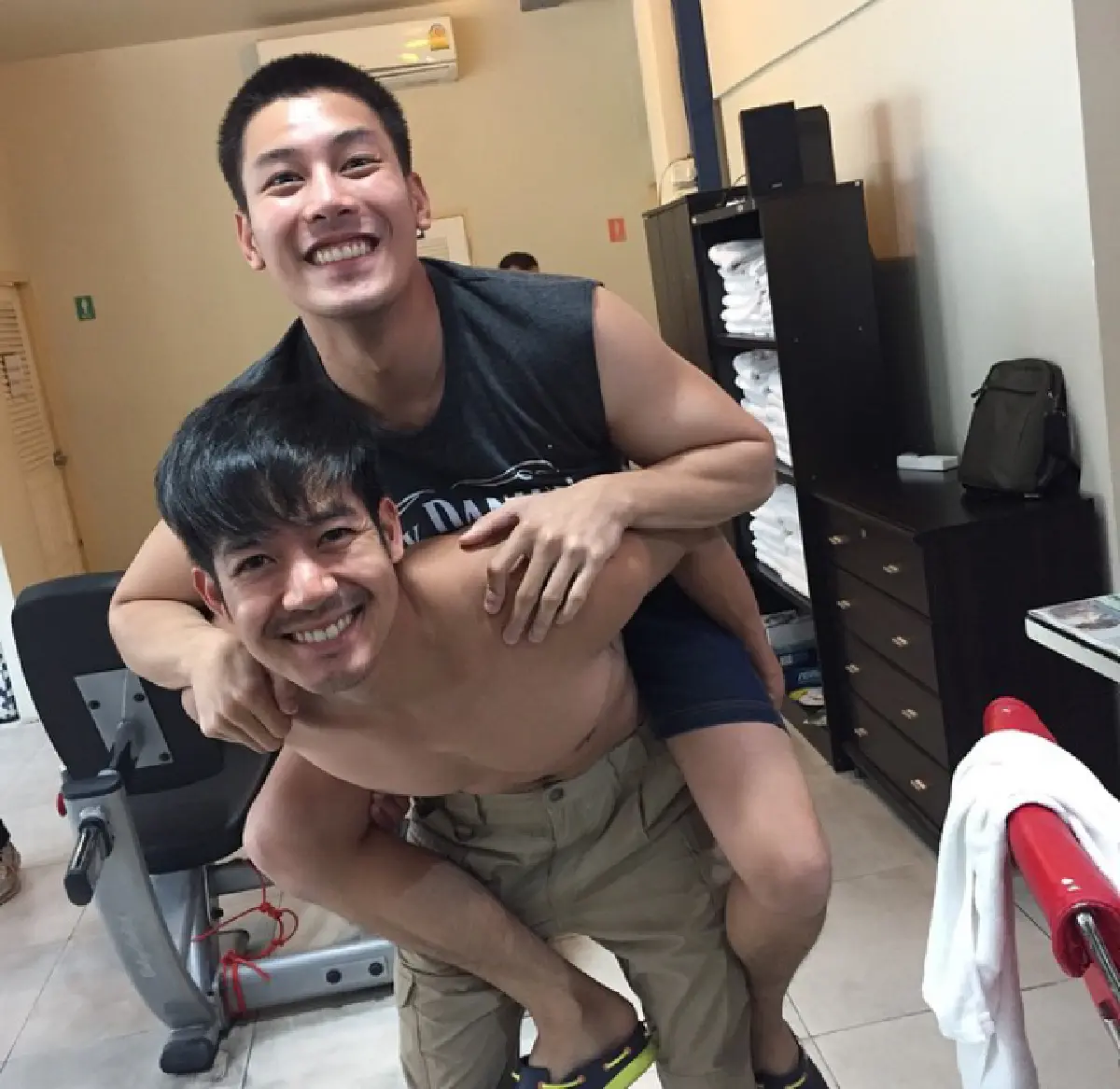 โมเมนต์หวาน! "เวียร์-เคน” คู่จิ้นหนุ่มแซ่บ “เบลล่า-เอสเธอร์” ชิดข้างๆ ไปเลย