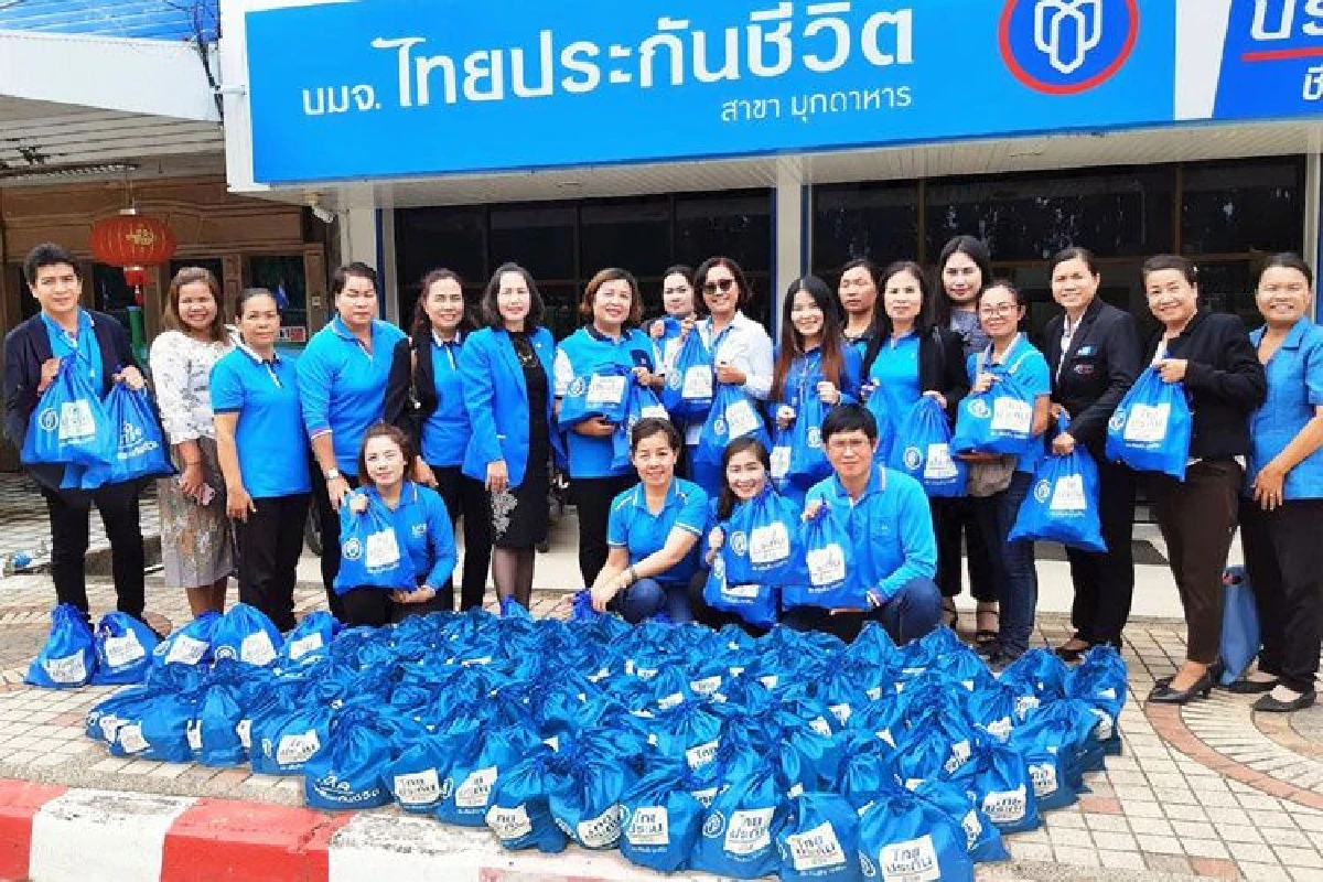 ระดมพลังจิตอาสาไทยประกันชีวิต บรรเทาความเดือดร้อนผู้ประสบอุทกภัยจากพายุ รุดแจกถุงยังชีพ ร่วมโรงครัวอาสา