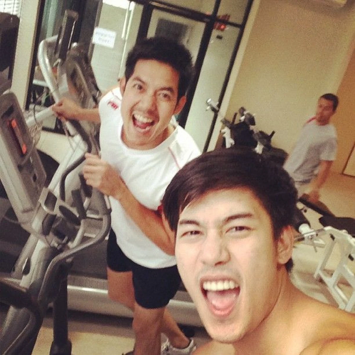 โมเมนต์หวาน! "เวียร์-เคน” คู่จิ้นหนุ่มแซ่บ “เบลล่า-เอสเธอร์” ชิดข้างๆ ไปเลย