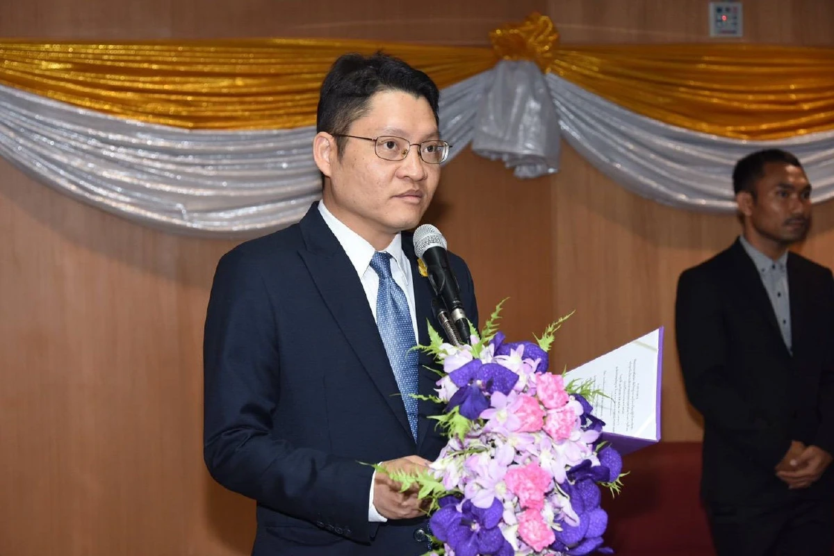 มหาดไทยมอบประกาศนียบัตรอบรมหลักสูตรนักบริหารระดับกลางรุ่นที่ 32