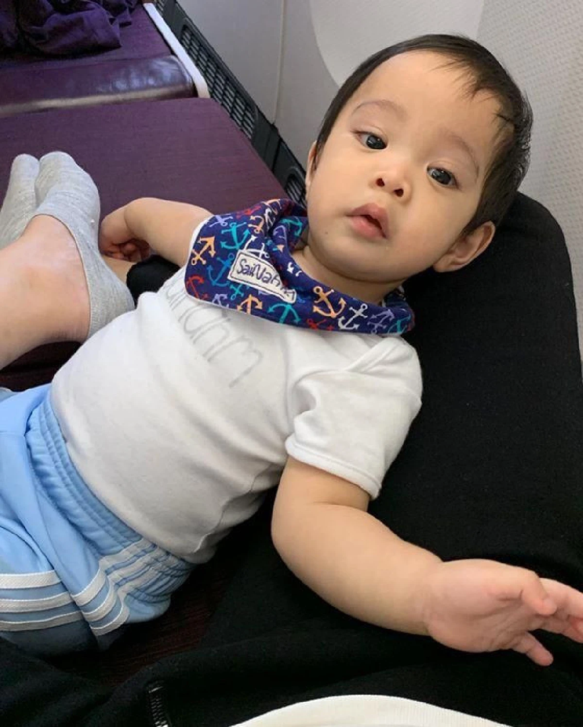 เอมมี่ มรกต ภูมิใจ! น้องสายน้ำ นั่งเครื่องบินนาน 12 ชม.ไปลอนดอนไม่งอแงสักนิด
