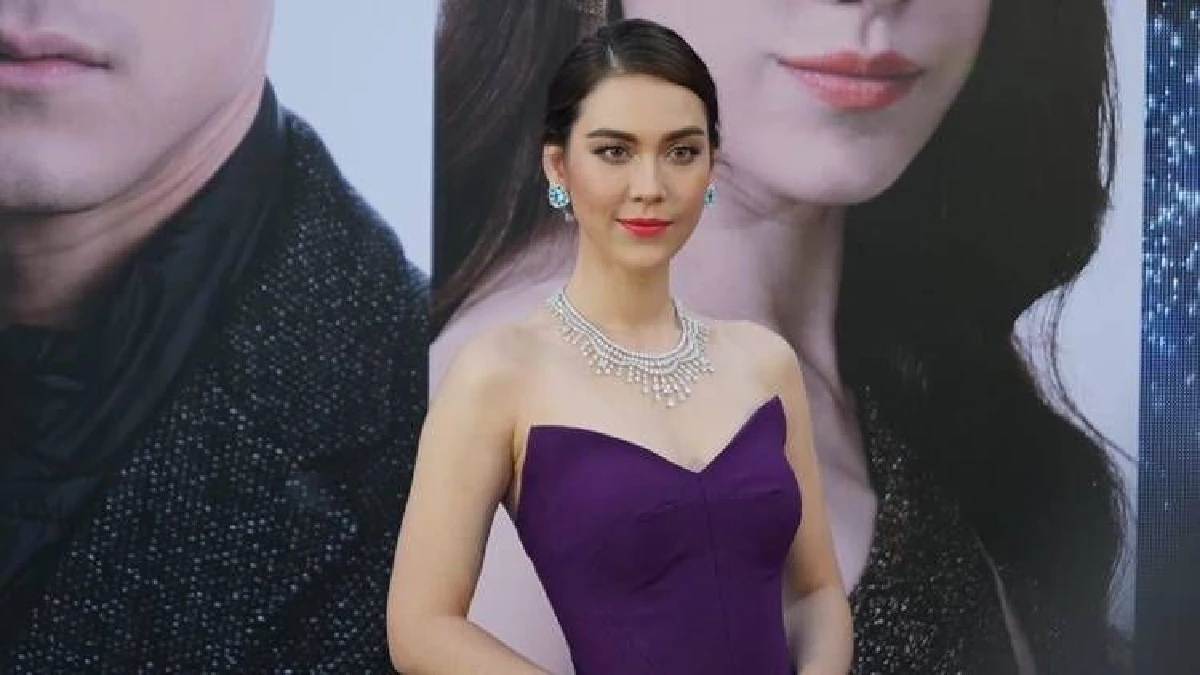 สวยเปล่งประกาย! แมท ภีรนีย์ ในชุดราตรีสีม่วงสุดหรู สวมเครื่องเพชร 50 ล้าน