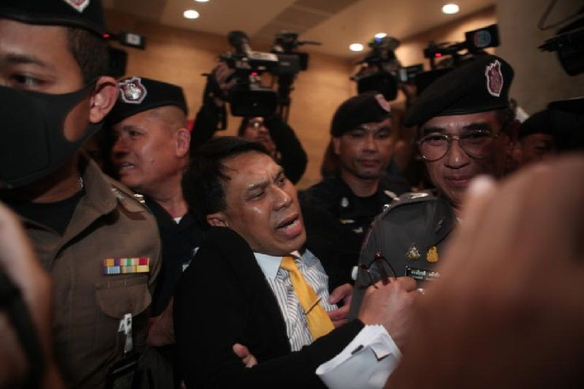 "หมอธี"บุกป่วนสภาโจมตี "เสรีพิศุทธ์"ก่อนถูกตำรวจหิ้วตัวออก "หมอธี"บุกป่วนสภาโจมตี "เสรีพิศุทธ์"ก่อนถูกตำรวจหิ้วตัวออก