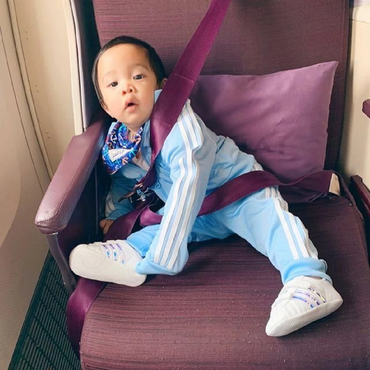 เอมมี่ มรกต ภูมิใจ! น้องสายน้ำ นั่งเครื่องบินนาน 12 ชม.ไปลอนดอนไม่งอแงสักนิด
