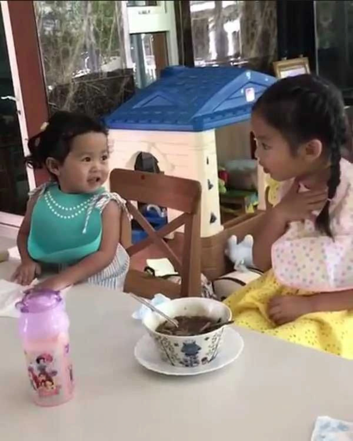 น้องปีใหม่ สอนน้องเรื่องมารยาทบนโต๊ะอาหาร งานนี้คุณแม่แอฟสอนมาดีจริง ๆ