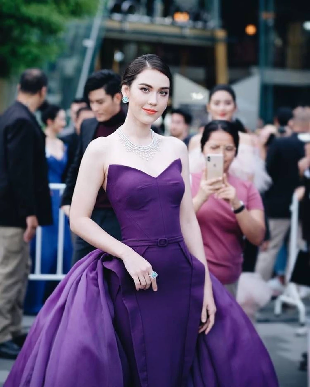 สวยเปล่งประกาย! แมท ภีรนีย์ ในชุดราตรีสีม่วงสุดหรู สวมเครื่องเพชร 50 ล้าน