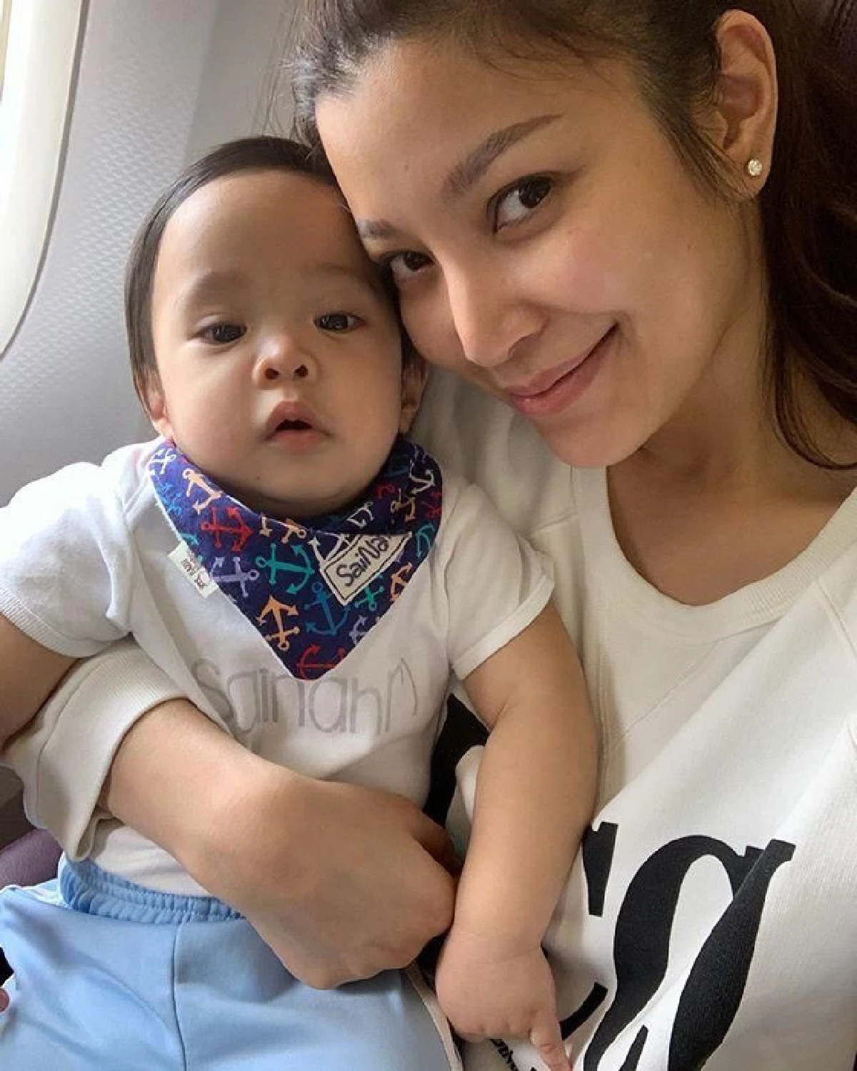 เอมมี่ มรกต ภูมิใจ! น้องสายน้ำ นั่งเครื่องบินนาน 12 ชม.ไปลอนดอนไม่งอแงสักนิด