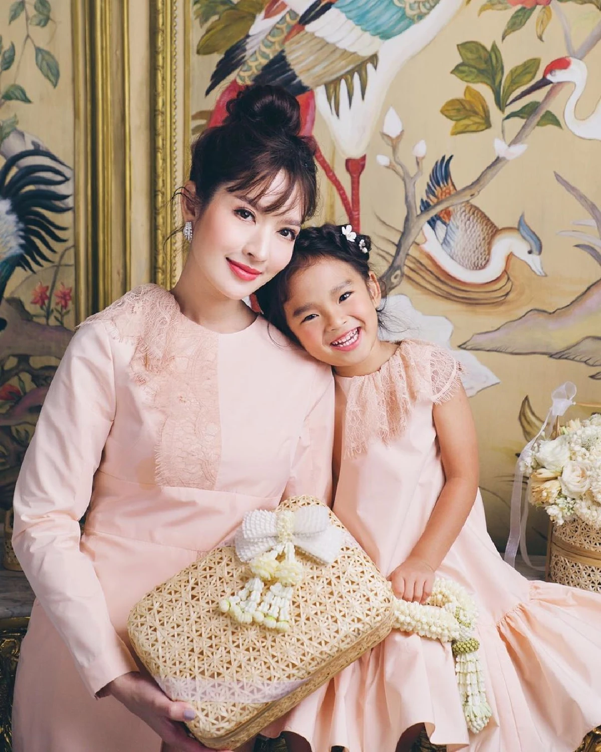 น้องปีใหม่ สอนน้องเรื่องมารยาทบนโต๊ะอาหาร งานนี้คุณแม่แอฟสอนมาดีจริง ๆ