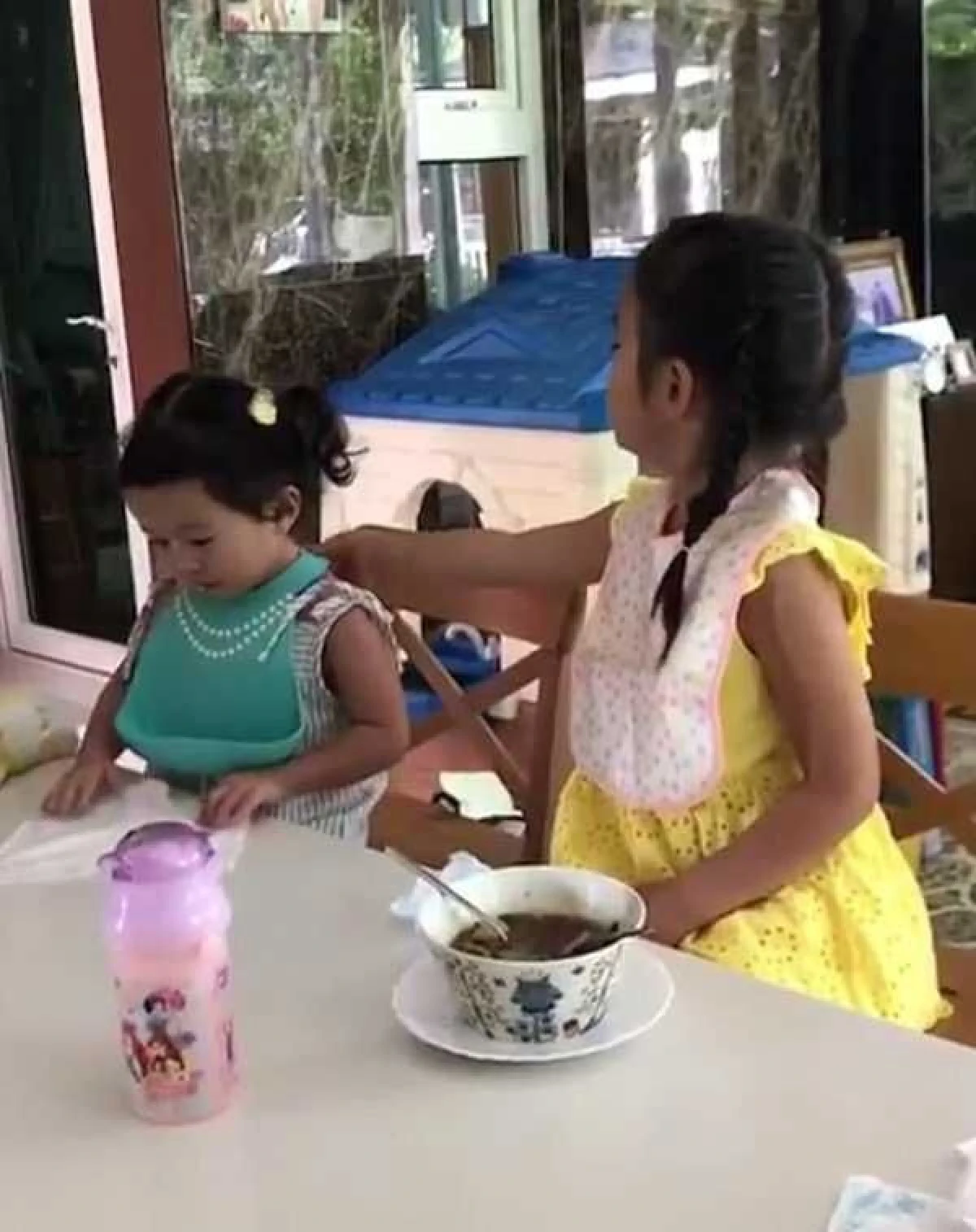 น้องปีใหม่ สอนน้องเรื่องมารยาทบนโต๊ะอาหาร งานนี้คุณแม่แอฟสอนมาดีจริง ๆ