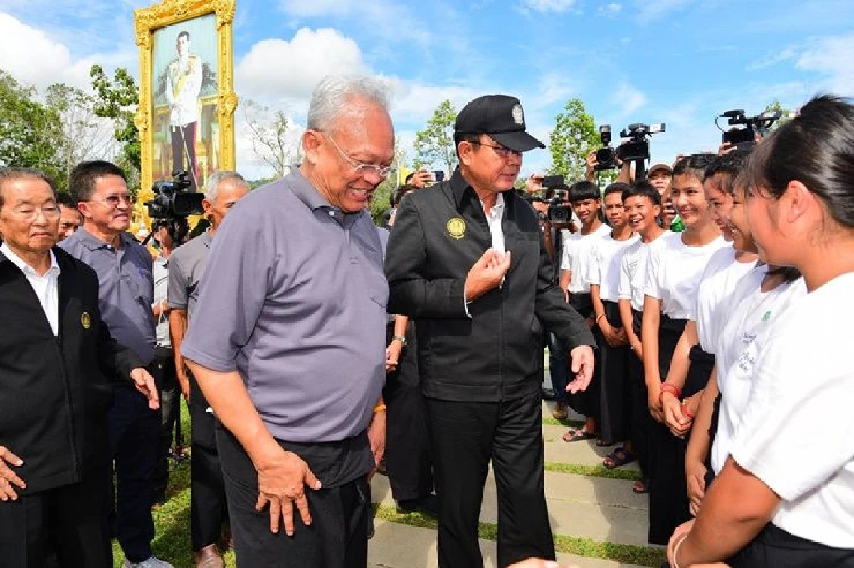 รวมภาพบรรยากาศออกสื่อร่วมกันครั้งแรก"ลุงตู่-สุเทพ"ชื่นมื่นสมุยเฟสติวัล