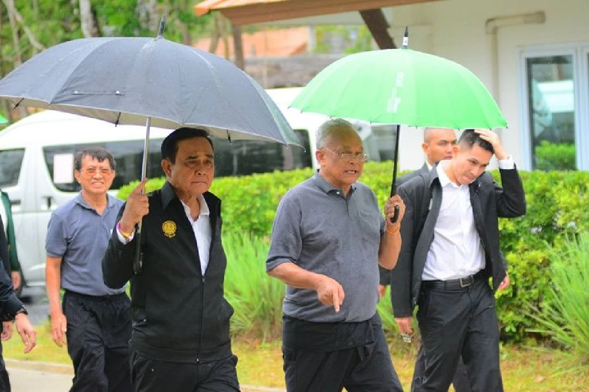 รวมภาพบรรยากาศออกสื่อร่วมกันครั้งแรก"ลุงตู่-สุเทพ"ชื่นมื่นสมุยเฟสติวัล