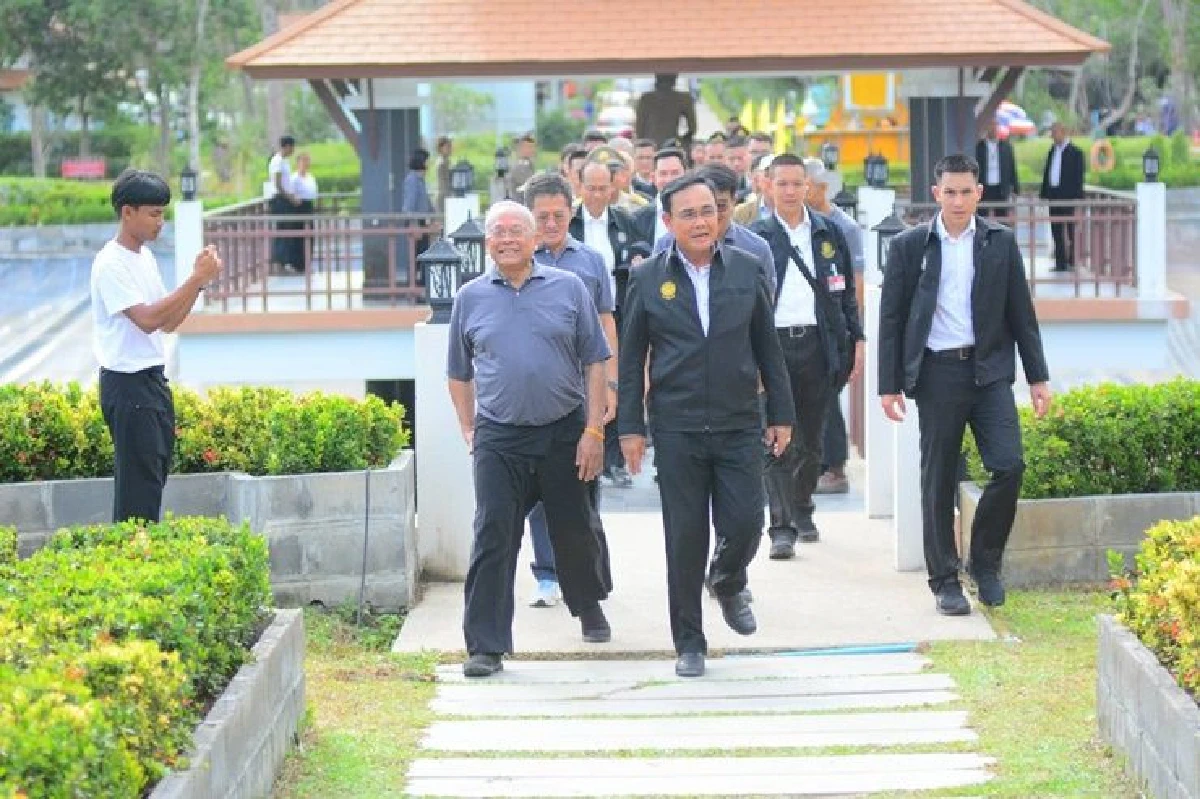 รวมภาพบรรยากาศออกสื่อร่วมกันครั้งแรก"ลุงตู่-สุเทพ"ชื่นมื่นสมุยเฟสติวัล