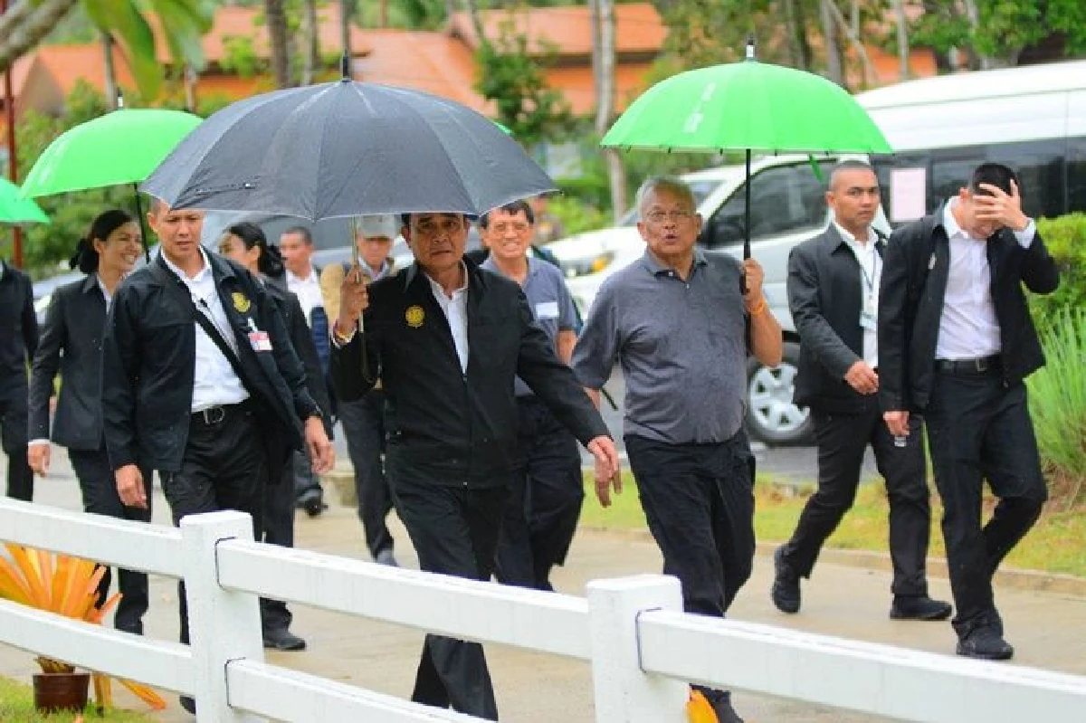 รวมภาพบรรยากาศออกสื่อร่วมกันครั้งแรก"ลุงตู่-สุเทพ"ชื่นมื่นสมุยเฟสติวัล
