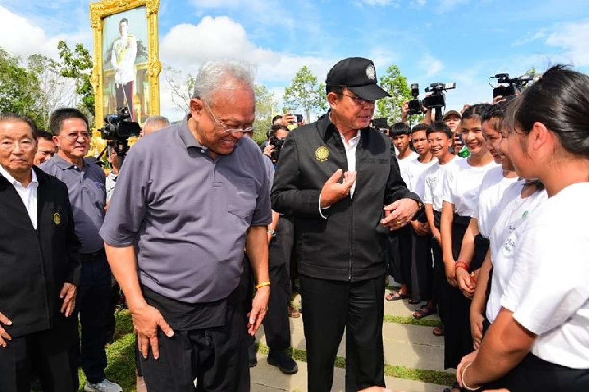 รวมภาพบรรยากาศออกสื่อร่วมกันครั้งแรก"ลุงตู่-สุเทพ"ชื่นมื่นสมุยเฟสติวัล