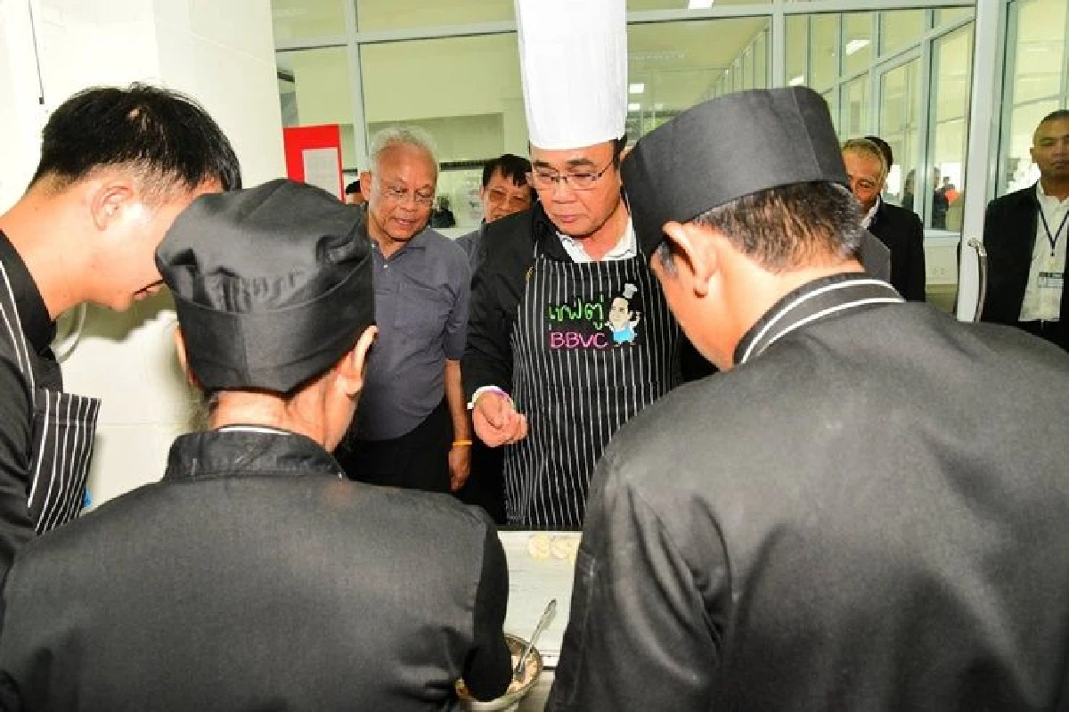 รวมภาพบรรยากาศออกสื่อร่วมกันครั้งแรก"ลุงตู่-สุเทพ"ชื่นมื่นสมุยเฟสติวัล