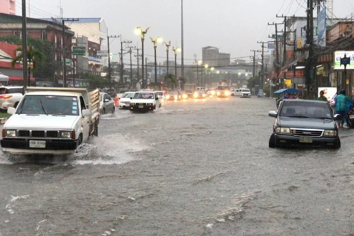 ฝนถล่มตราดเพียง1ชม.น้ำท่วมถนนสายหลักและสายรองเหตุระบายไม่ทัน