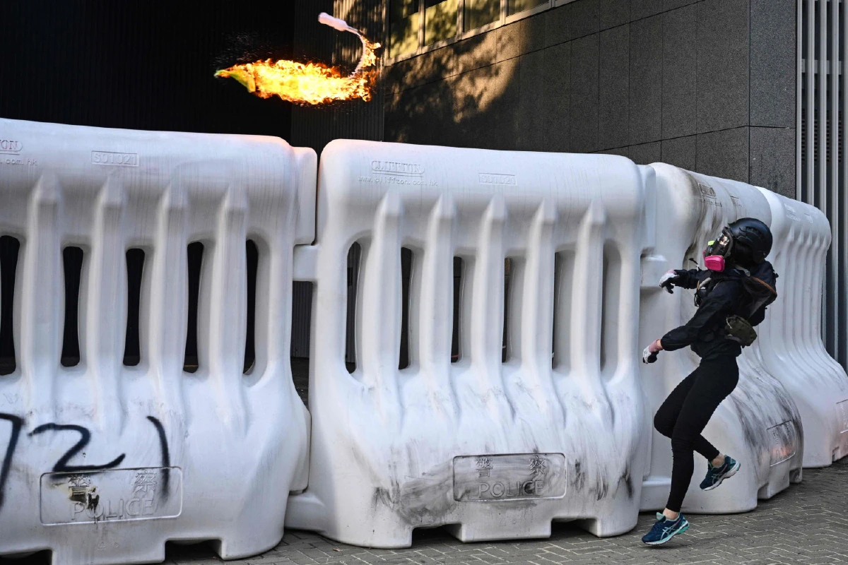 นับวันยิ่งหนัก ม็อบฮ่องกงปาระเบิดขวดถล่มศูนย์ราชการ