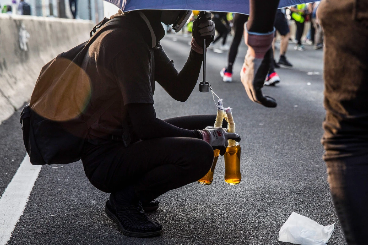 นับวันยิ่งหนัก ม็อบฮ่องกงปาระเบิดขวดถล่มศูนย์ราชการ