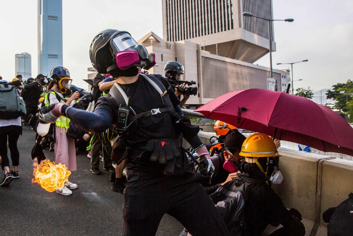 นับวันยิ่งหนัก ม็อบฮ่องกงปาระเบิดขวดถล่มศูนย์ราชการ