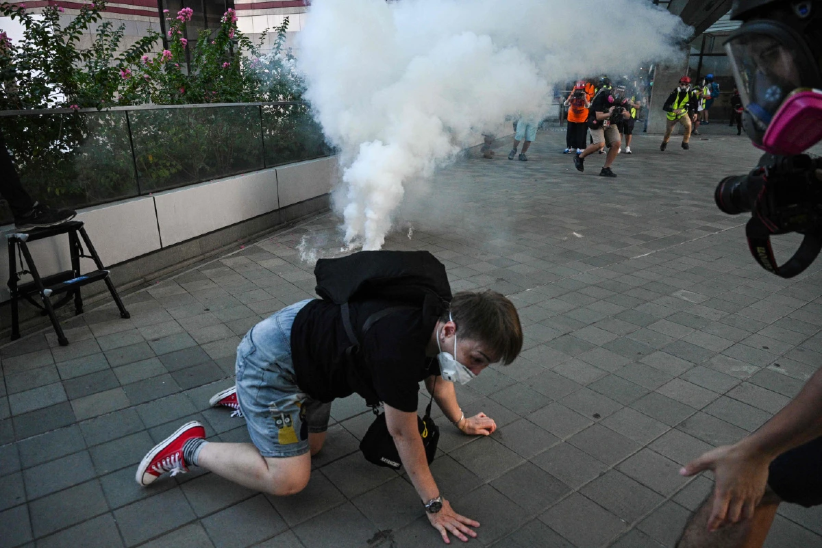 นับวันยิ่งหนัก ม็อบฮ่องกงปาระเบิดขวดถล่มศูนย์ราชการ