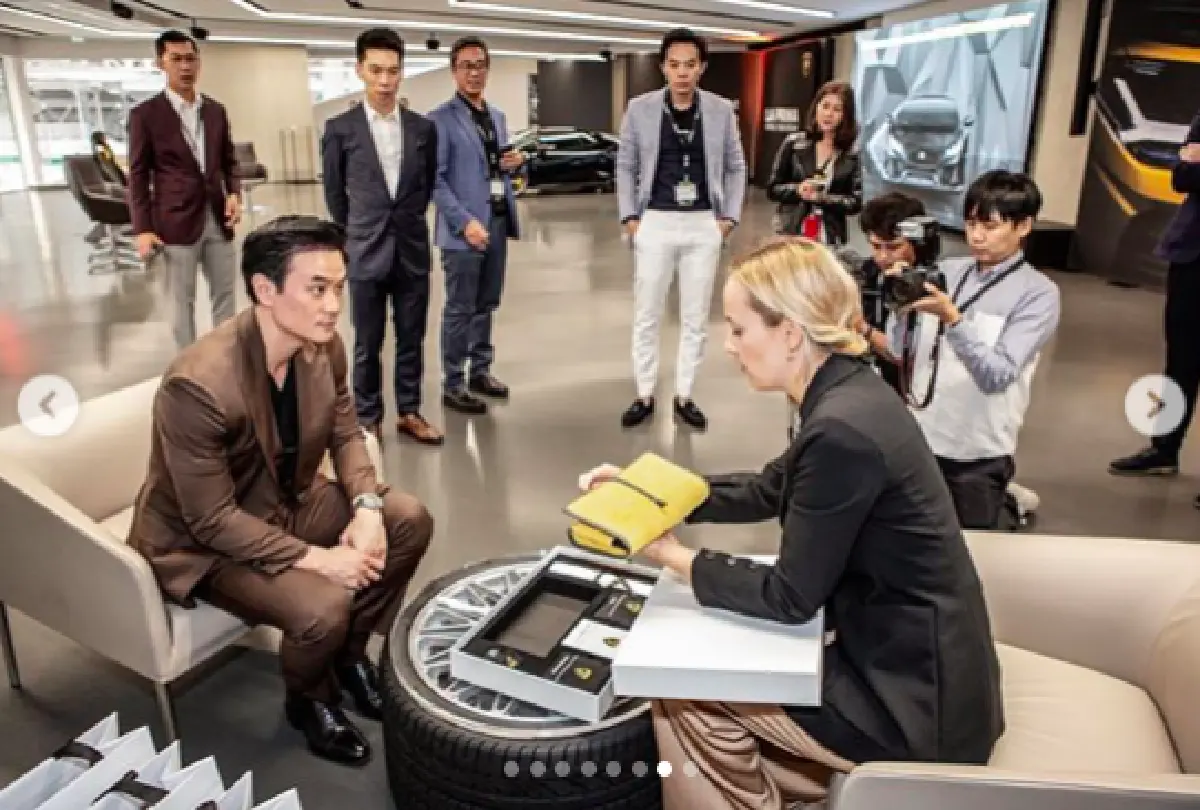 พ่อก็คือพ่อ! "น็อต วิศรุต" หล่อและรวยมาก ถอย Lamborghini รุ่นใหม่ คันแรกในไทย