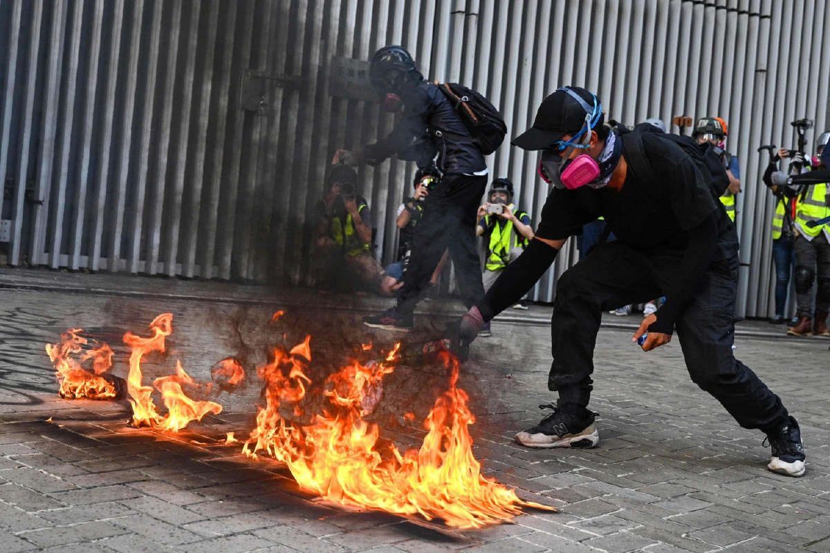 นับวันยิ่งหนัก ม็อบฮ่องกงปาระเบิดขวดถล่มศูนย์ราชการ