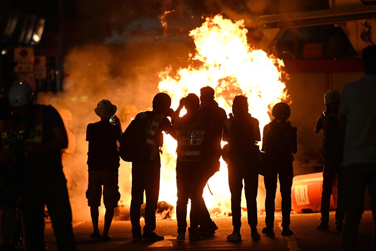 นับวันยิ่งหนัก ม็อบฮ่องกงปาระเบิดขวดถล่มศูนย์ราชการ